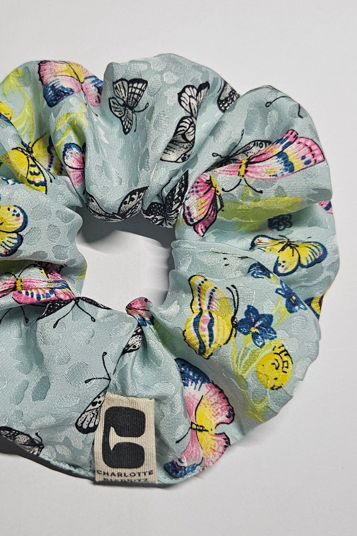 Chouchou Charlotte en Soie Vintage Versace – confection artisanale au Pays Basque
